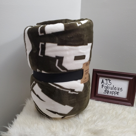 🔥VS PINK SHERPA BLANKET IN VINTAGE GREEN - Picture 2 of 6